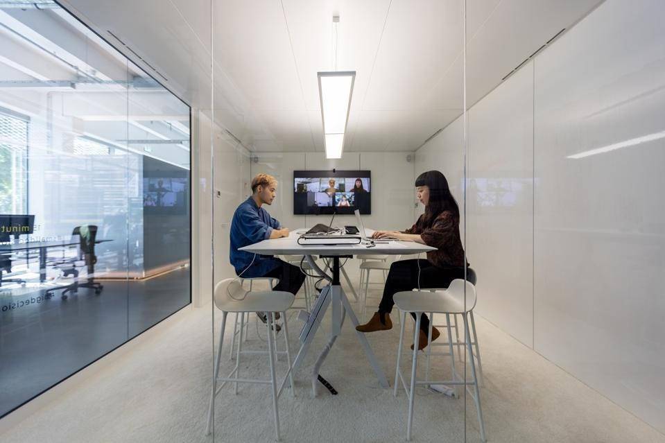 The Five C's Of Effective Leadership In A Hybrid World